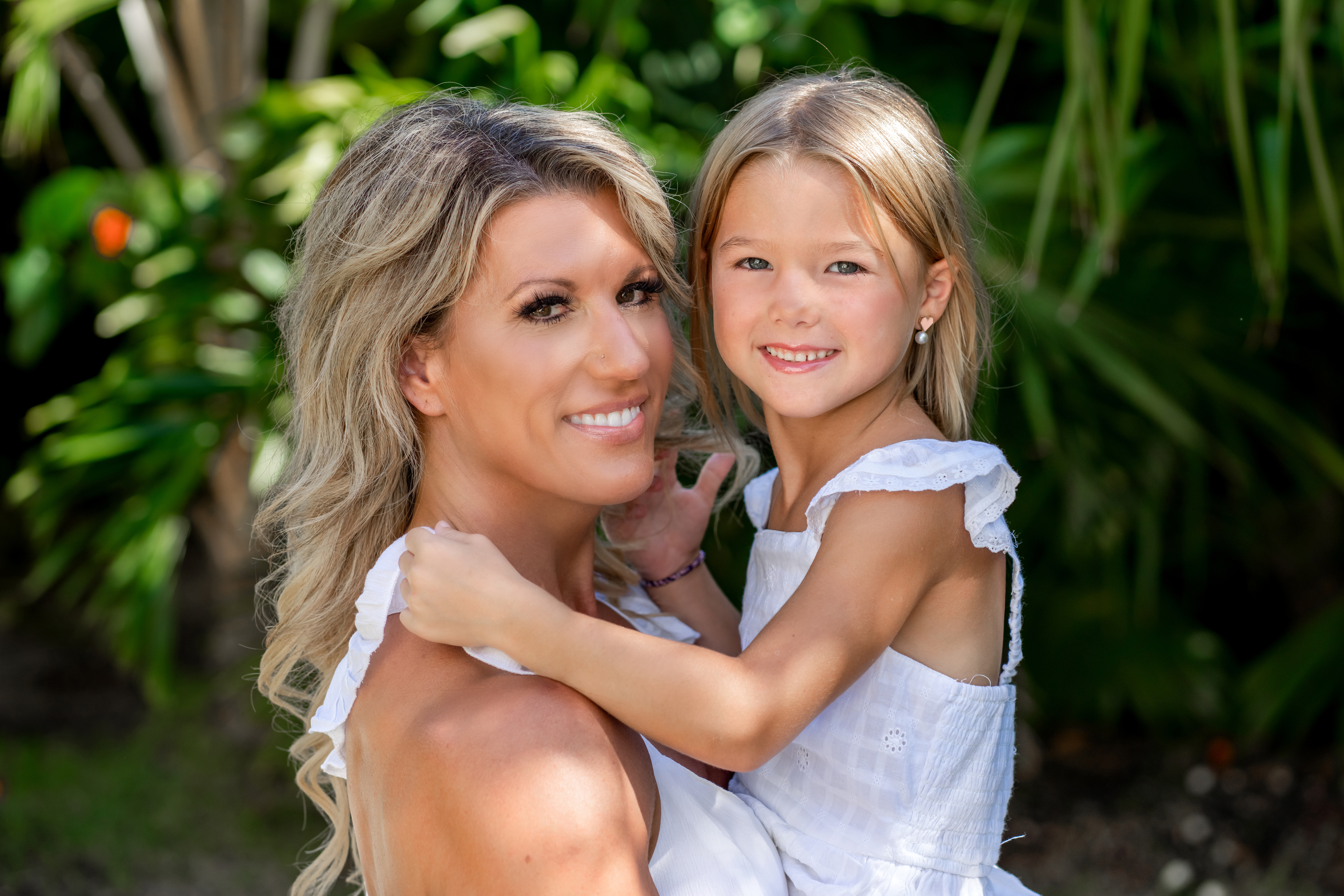 Mother and children during a luxury family photo session at a Cancun resort